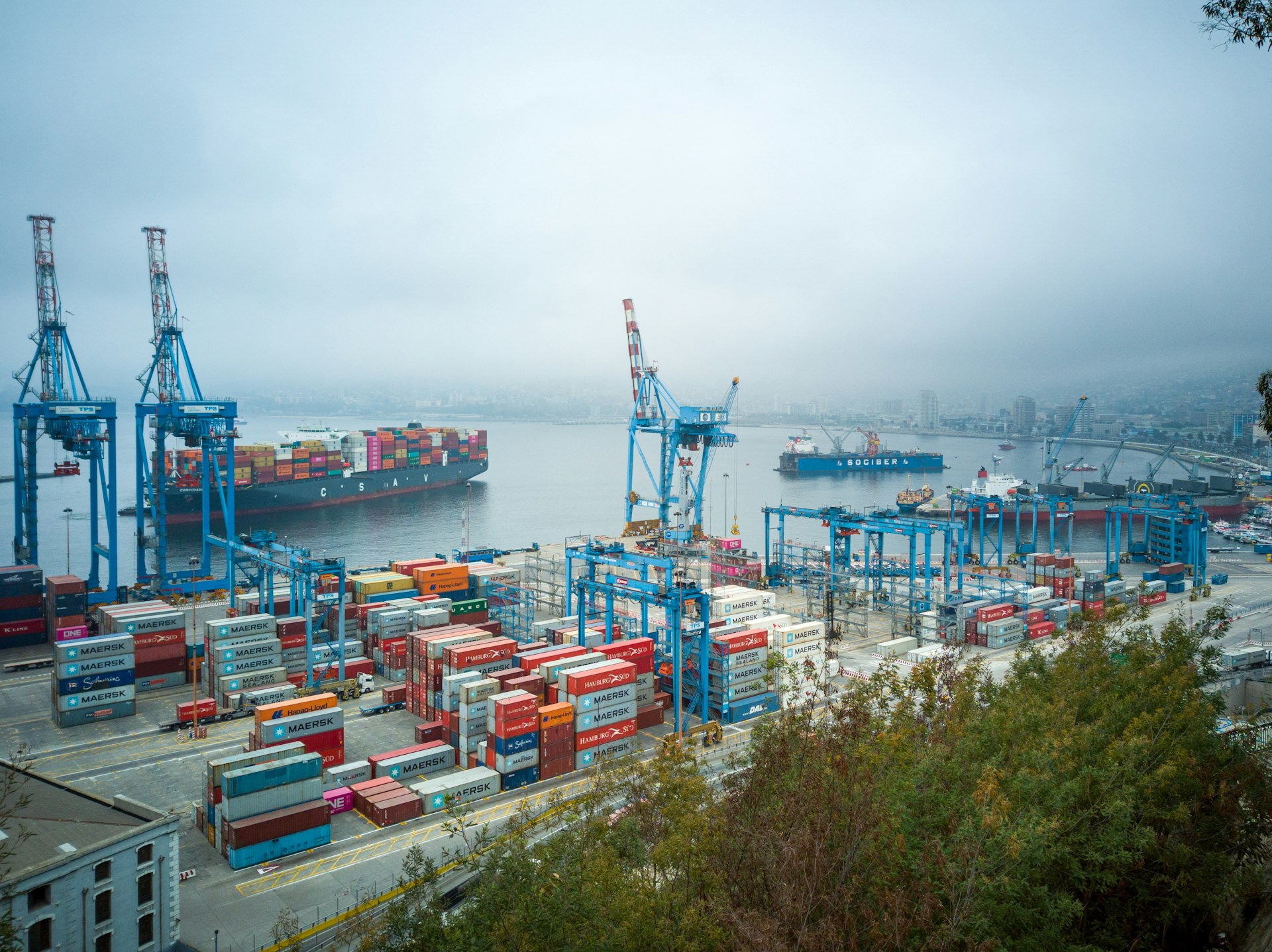 ميناء بحري بأوناش عملاقة وساحة حاويات جاهزة للشحن